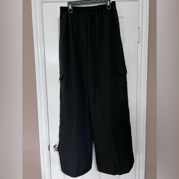 NWT- Boohoo Cargo Pants - Picture 3 of 4